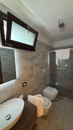 Boblebadekar, hårtørrer, bidet, håndklæder