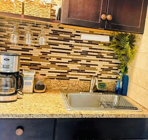 Private kitchen - Charming Master En-Suite in Brooklyn Location. Book your stay today! (Brooklyn)