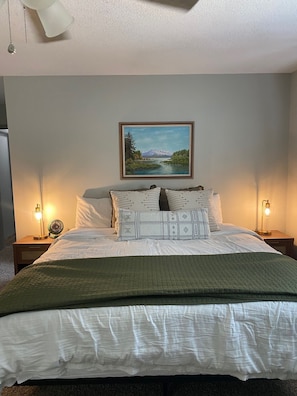 4 bedrooms, iron/ironing board, bed sheets - Cul-de-Sac Dream (College Station)