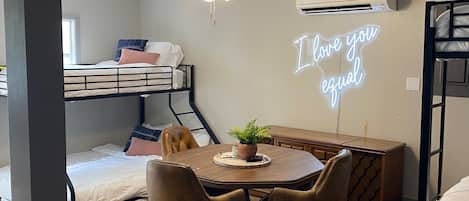 4 bedrooms, iron/ironing board, bed sheets