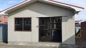 Front of property - 4 double and 2 Sofa Beds in 2 Bedroom (Auckland)