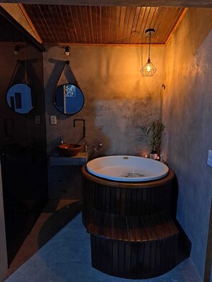 Douche, baignoire Ă jets, papier toilette