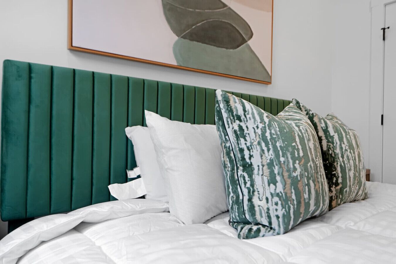 4 bedrooms, desk, iron/ironing board, travel crib