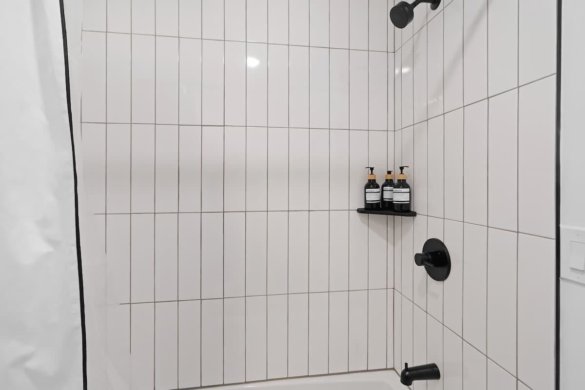 Dusche, Haartrockner, Shampoo
