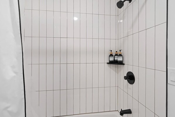 Regadera, secadora de cabello, shampoo 