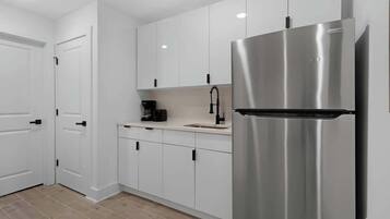 Refrigerador, microondas, horno, placa de cocina