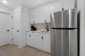 Een koelkast, een microgolfoven, een oven, een kookplaat