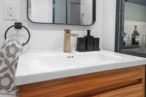 Hårføner, håndklær, såpe og sjampo