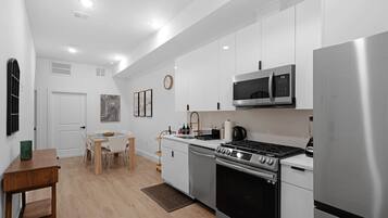 Refrigerador, microondas, horno, placa de cocina