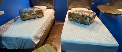 Design Quadruple Room | Hypo-allergenic bedding, individually decorated, desk, laptop workspace