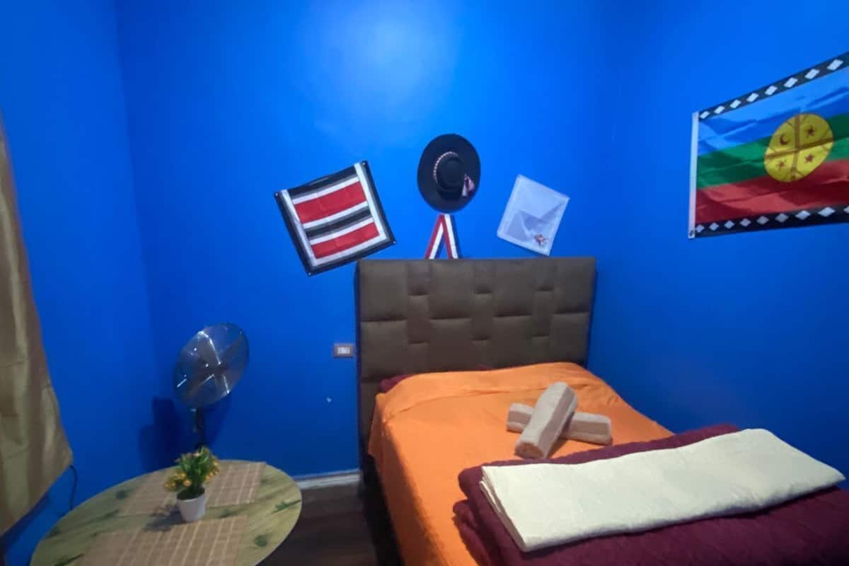 Comfort Double Room, Courtyard View | Peralatan tempat tidur hipoalergenik, dihias secara berasingan, meja