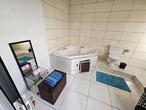 Douche, baignoire à jets, sèche-cheveux, serviettes fournies