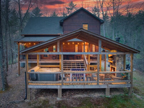 New Listing Discount! Modern. Arcade Games. Ping Pong.Jacuzzi. Fire.King Beds