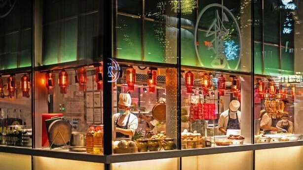 A restaurant with a glass front, displaying chefs preparing food. - Xuefu Hotel (Shenzhen Science Park Nanshan Subway Station Branch) (Shenzhen)