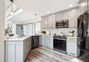 冷蔵庫、電子レンジ、オーブン、コンロ