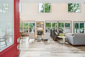 Smart TV, fireplace, video games, DVD player - New Lakefront LUX Retreat FullyLoaded Private Dock (Lewisburg)