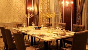 A dining room with a rectangular table set for six, surrounded by upholstered chairs. - Fengyan Jianguo Hotel (Pingyao Ancient City) (Pingyao)