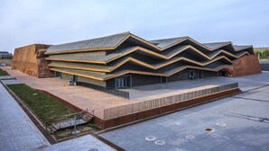 A modern building with a zigzag roof design and a flat entrance area. - Fengyan Jianguo Hotel (Pingyao Ancient City) (Pingyao)