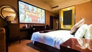 A hotel room with a bed, a desk, a TV, and a window with blinds. - Fengyan Jianguo Hotel (Pingyao Ancient City) (Pingyao)