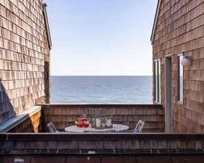 Outdoor dining - Beachfront Condo on Kiawah – 2 Balconies, Sleeps 6, Steps to Sand (Kiawah Island)