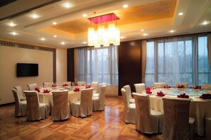 A conference room with round tables, chairs, and a large chandelier. - Mingzhu Lake Resort (Shanghai)