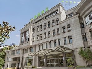 A multi-story hotel with a modern architectural design, featuring a prominent entrance with a glass canopy and a clear sky above. - GreenTree Alliance Hotel (Shanghai Baoshan District Meilan Lake Yueluo Road) (Shanghai)