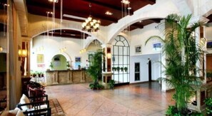 A spacious lobby with a reception desk, seating area, and decorative plants. - GreenTree Alliance Hotel (Shanghai Baoshan District Meilan Lake Yueluo Road) (Shanghai)