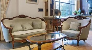 A room with two upholstered sofas and a glass coffee table. - GreenTree Alliance Hotel (Shanghai Baoshan District Meilan Lake Yueluo Road) (Shanghai)