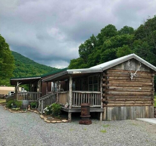 Pioneer cabin in Bowden, Canaan Valley sleeps 8