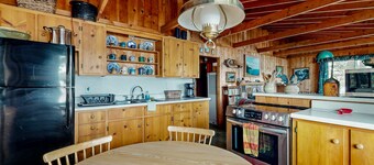 Lakefront cabin on Long Pond with wood fireplace, deck, lake views, books