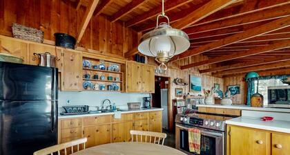 Lakefront cabin on Long Pond with wood fireplace, deck, lake views, books