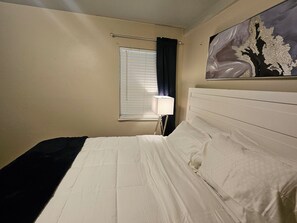 2 habitaciones, escritorio y tabla de planchar con plancha 
