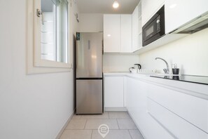 Kühlschrank, Mikrowelle, Herdplatte, Geschirrspüler