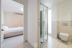 Ducha, secador de pelo, bidé y toallas