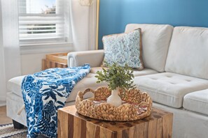 Smart-TV, Kamin, Bücher, Stereoanlage