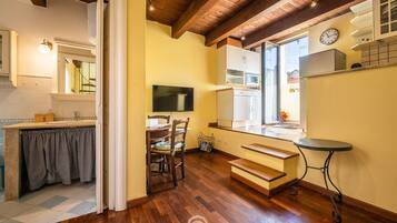 Frigorifero, microonde, piano cottura, macchina per tè/caffè