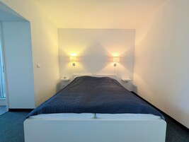 Cuna de viaje, wifi gratis y ropa de cama