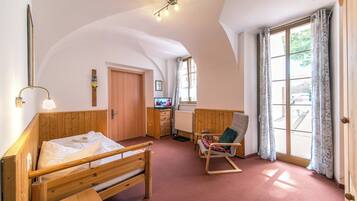 Travel crib, free WiFi, bed sheets