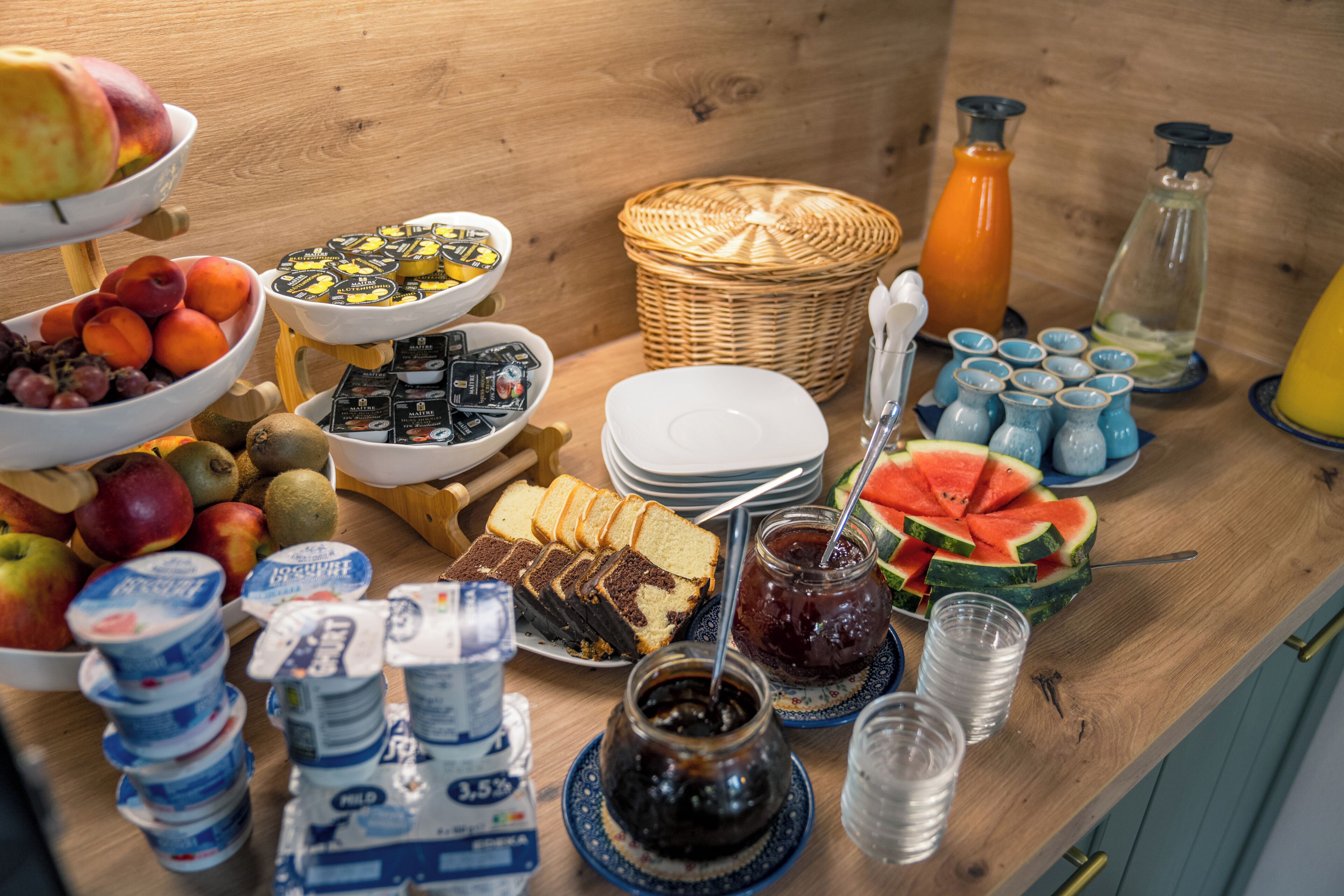 Ein Frühstücksbuffet mit verschiedenen Speisen und Beilagen.