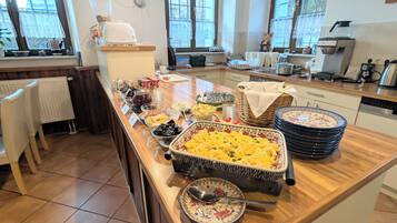 TĂ€gliches FrĂŒhstĂŒcksbuffet (14 EUR pro Person)