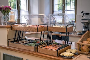 Päivittäinen buffetaamiainen maksusta