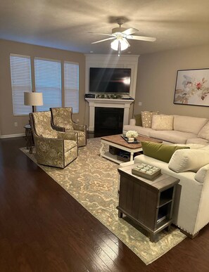 Smart-TV, Kamin, DVD-Player, Bücher