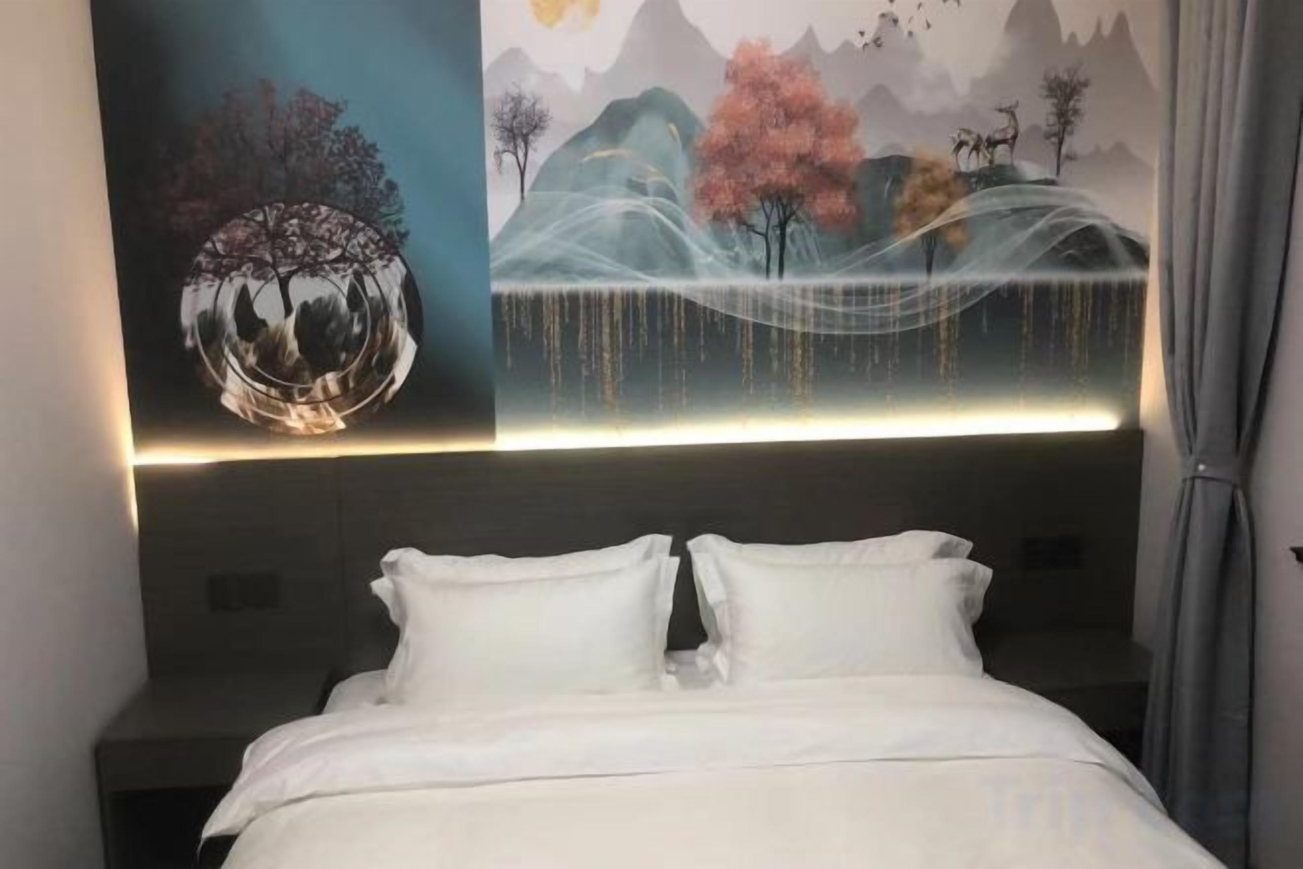 Una cama con ropa de cama blanca, un cabecero con panel iluminado y una pared con un mural de temática natural.