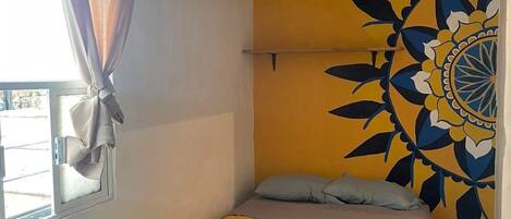 Tabla de planchar con plancha, wifi y ropa de cama