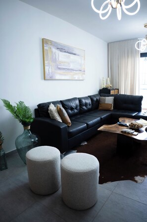 Leilighet, balkong | Oppholdsområde | En 50-tommers smart-TV med digitale kanaler samt Netflix