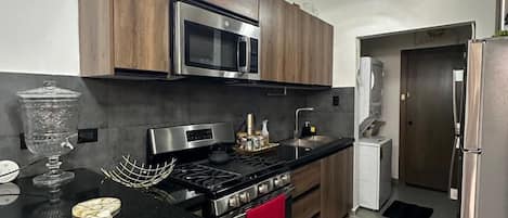 Appartement, balcon | Cuisine privée | Réfrigérateur, four à micro-ondes, un four, surface de cuisson
