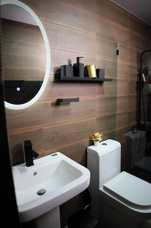 Apartment, Balcony | Bathroom | Shower, hair dryer, towels