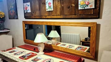 Apartment, 1 Bedroom, Mountain View | Dining room