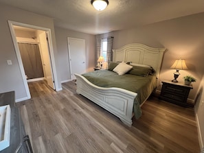 4 bedrooms, iron/ironing board, WiFi, bed sheets - 4-Bedroom 2-Bath House Walking Distance to Eureka College (Eureka)