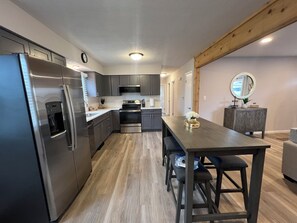 Coffee/tea maker, fridge, microwave, oven - 4-Bedroom 2-Bath House Walking Distance to Eureka College (Eureka)